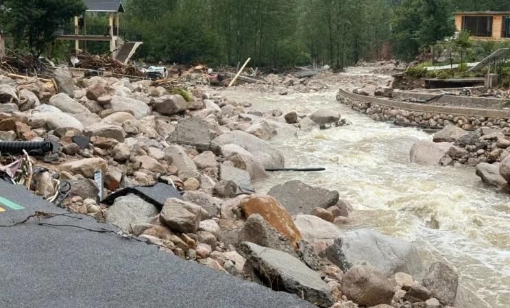 河南景區突遭暴雨襲擊！滾滾洪水「倒灌民宿」多人受困