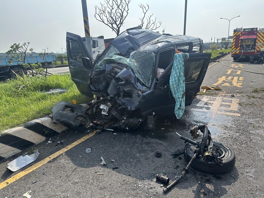 國3竹南交流道廂型車「高速自撞」！車體變形、前輪噴飛