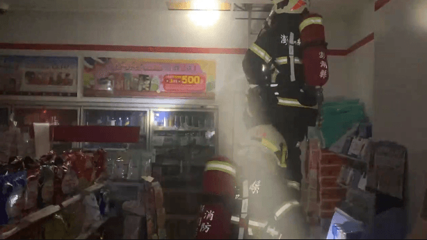 澎湖「超商火警」！天花板燒起來「疑電線走火」