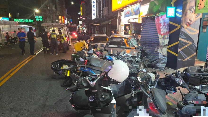 影/新北八里15車重大車故「6人送醫」！　原因竟是89猴情敵追車