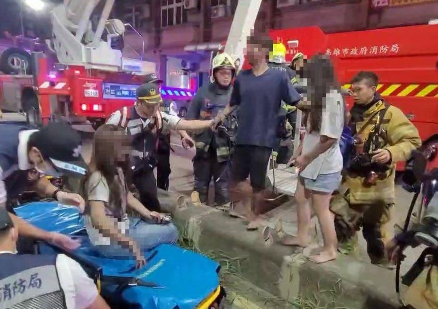 影/燕巢透天厝大火烈焰黑煙狂竄　一家四口狂逃臉燻黑