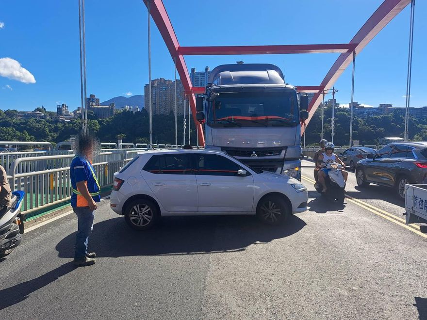 影/上班時間！關渡大橋「聯結車攔腰撞轎車」　驚險直擊