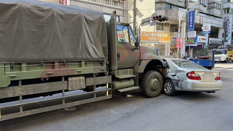 影/陸軍關指部軍卡出事！「攔腰撞轎車」推擠破碎直擊