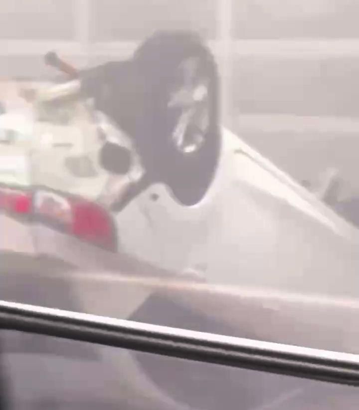 影/國道大場面！妙齡女內線開車超搖晃「撞護欄翻覆」