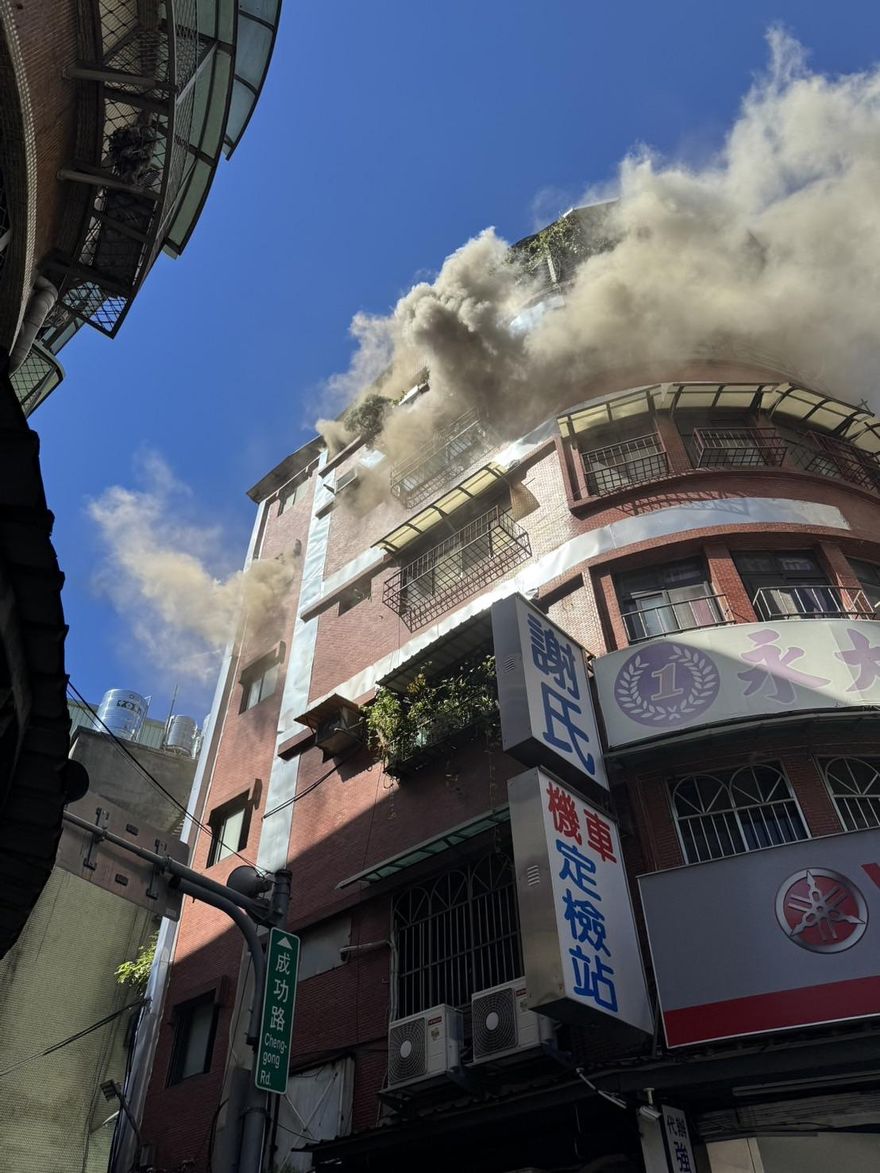 新北蘆洲「民宅頂樓燒起來」！屋主慘遭灼傷緊急送醫