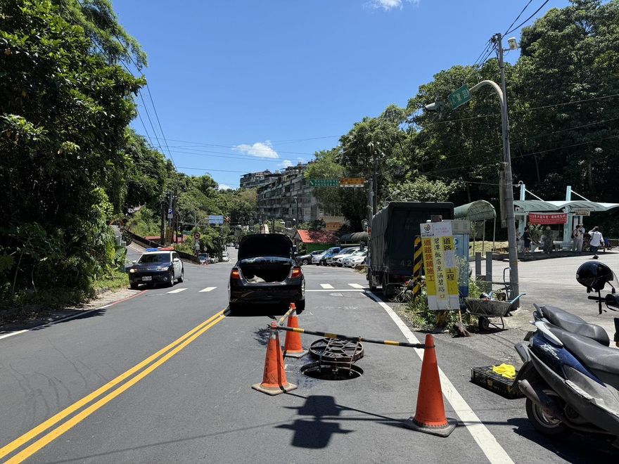 影/新北工人「半身探出人孔」忙碌　下秒車輾過身亡