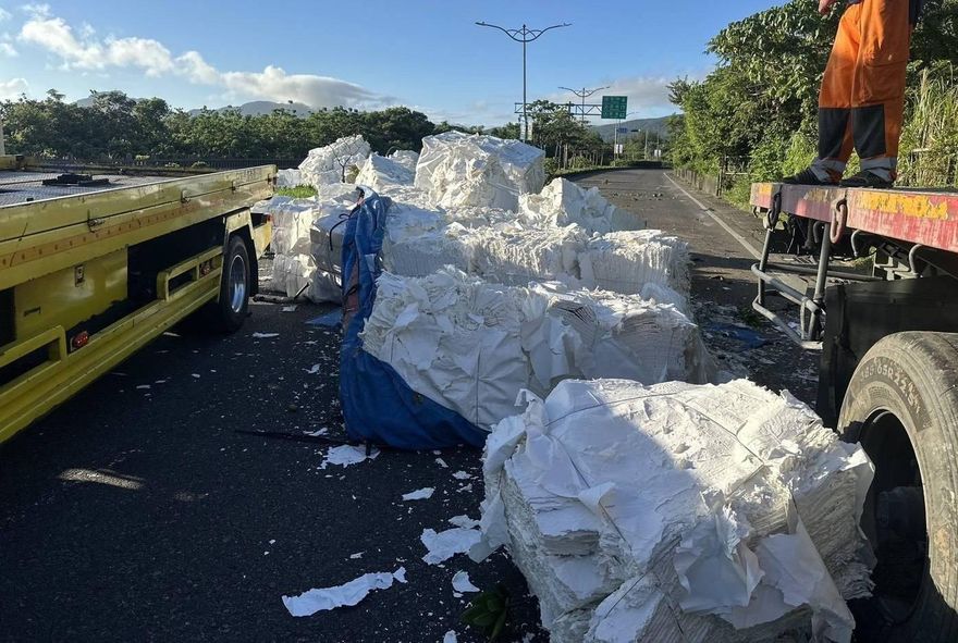 貢寮曳引車超車擦撞！整台衝對向車道　太空包散落一地