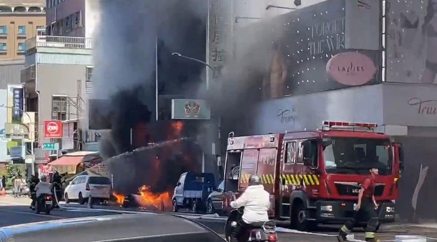 影/桃園市燒臘店火警　鐵皮建物全面燃燒警消灌救