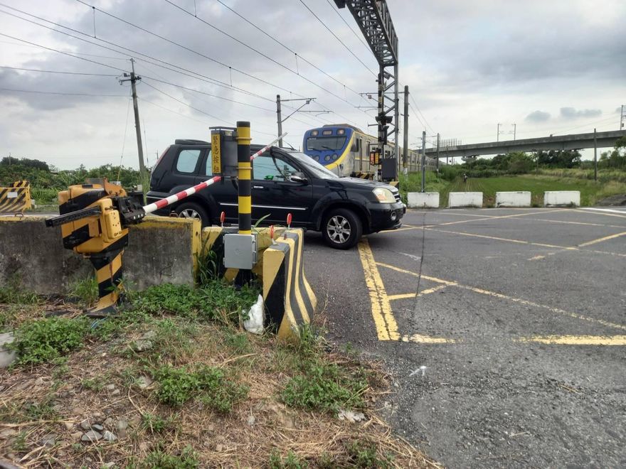 影/千鈞一髮！台南31歲男駕車突故障卡平交道　按緊急鈕阻災