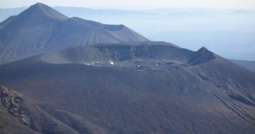 日本火山連6天噴發　鄭明典曬衛星影像認：爆發機率不低
