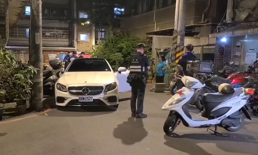 影/中和賓士車拒檢衝撞逃逸　警圍捕開11槍逮人