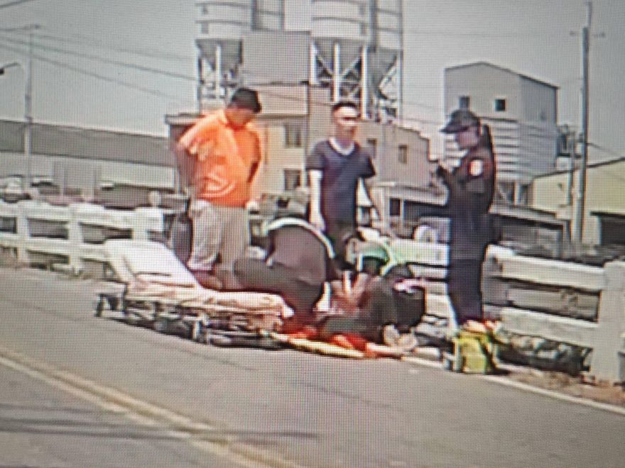 彰化8旬老婦烈日騎車自摔命危　暖警下班路過救回一命