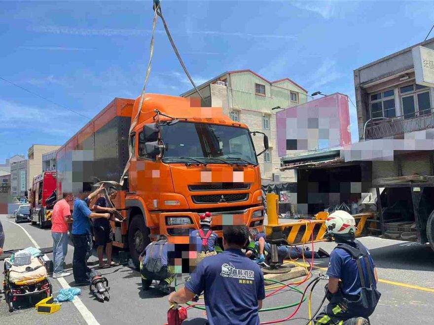 影/嘉縣驚傳死亡車禍！　94歲嬤闖紅燈慘遭大貨車輾斃