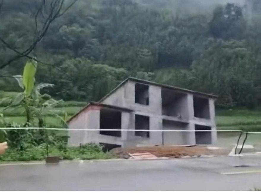 影/整棟墜河！廣西暴雨致5層樓房垮塌　屋主人在外地賺裝潢費