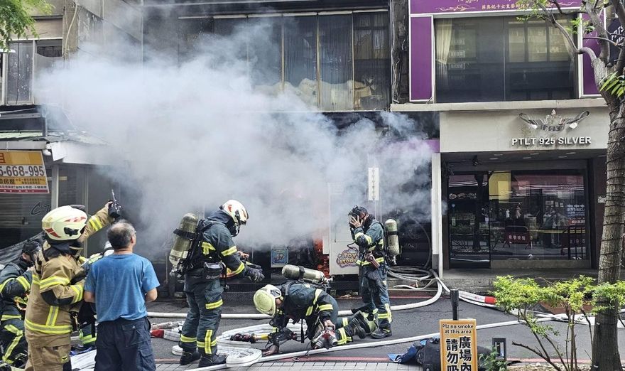 影/西門町娃娃機店火警　烈焰濃煙狂竄救出2人