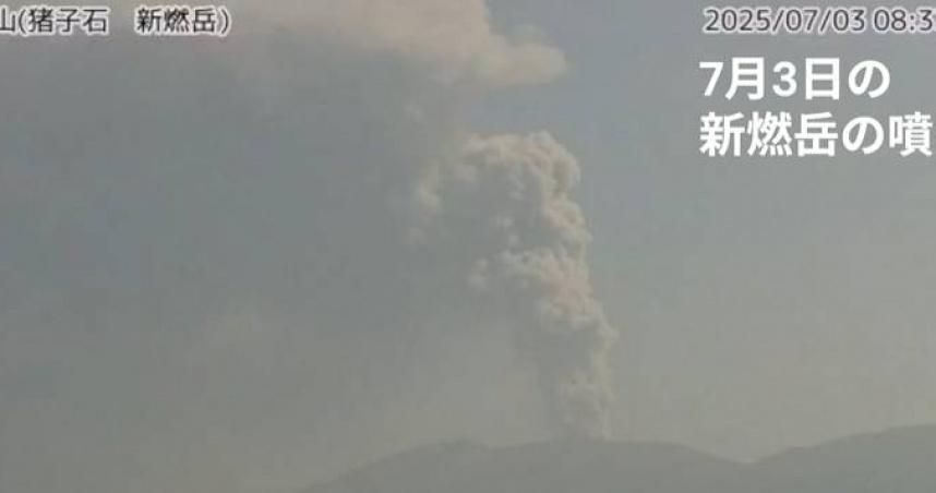 連震加火山噴發！新燃岳火山噴5千公尺　鹿兒島55航班停飛