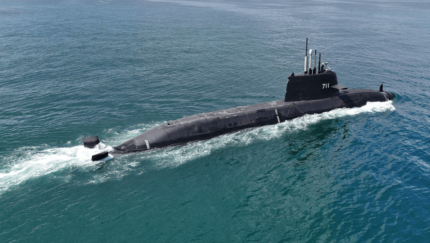 自製潛艦海鯤號進行浮航測試　光電潛望鏡竟是借來的