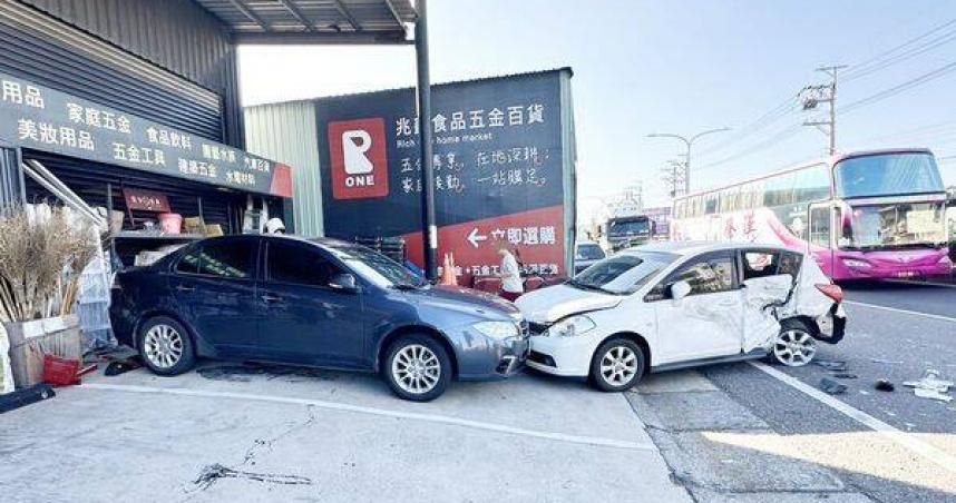 中壢驚悚車禍 ! 連撞翻覆駕駛竟毫髮無傷