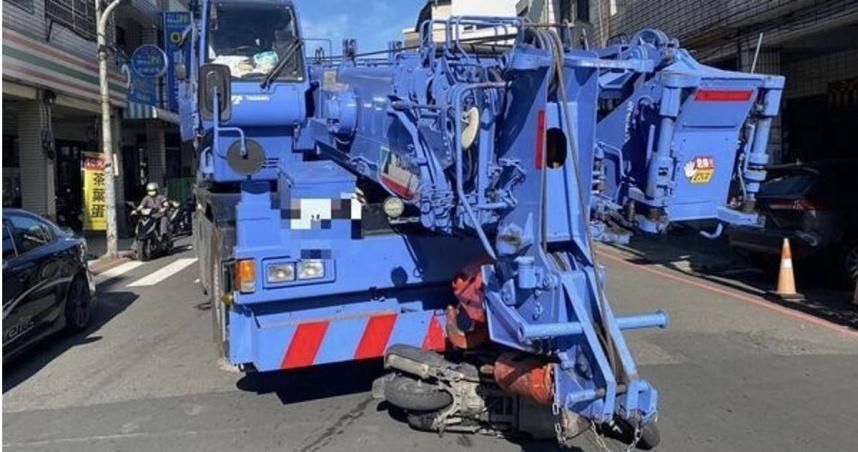 屏東動力機械車追尾「吞機車」！女騎士慘摔嚇壞了