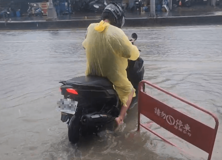 影/颱風未至先積水！雲林斗六「水淹腳踝」　馬路變漂漂河