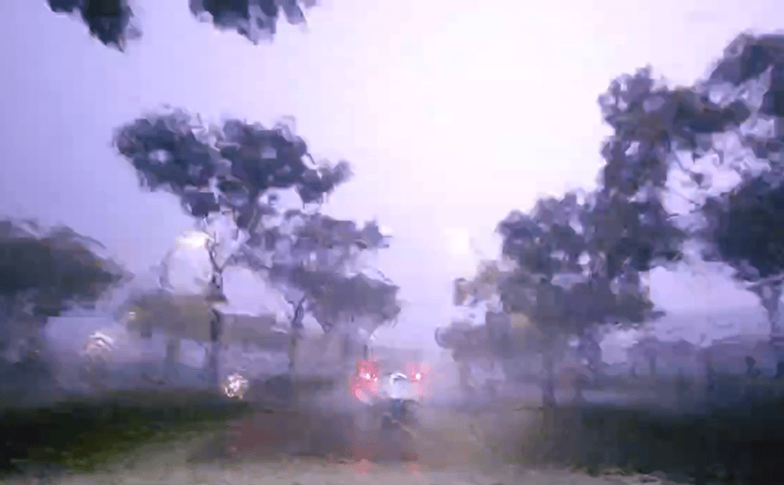 影/雷雨襲10地！閃電劃破台中夜空　嘉義「水漫加油站」淹半個輪胎