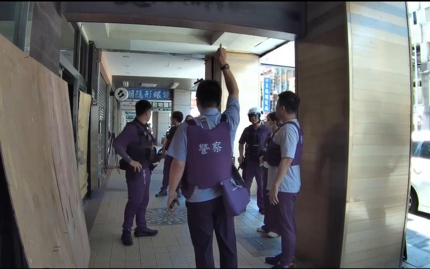 影/北市男持雙槍、長刀闖廢棄大樓　大批警力攻堅逮人