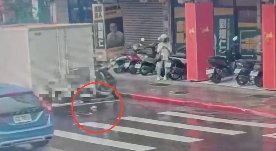 影/貨車司機路邊掉11萬現金　機車騎士拾金不昧