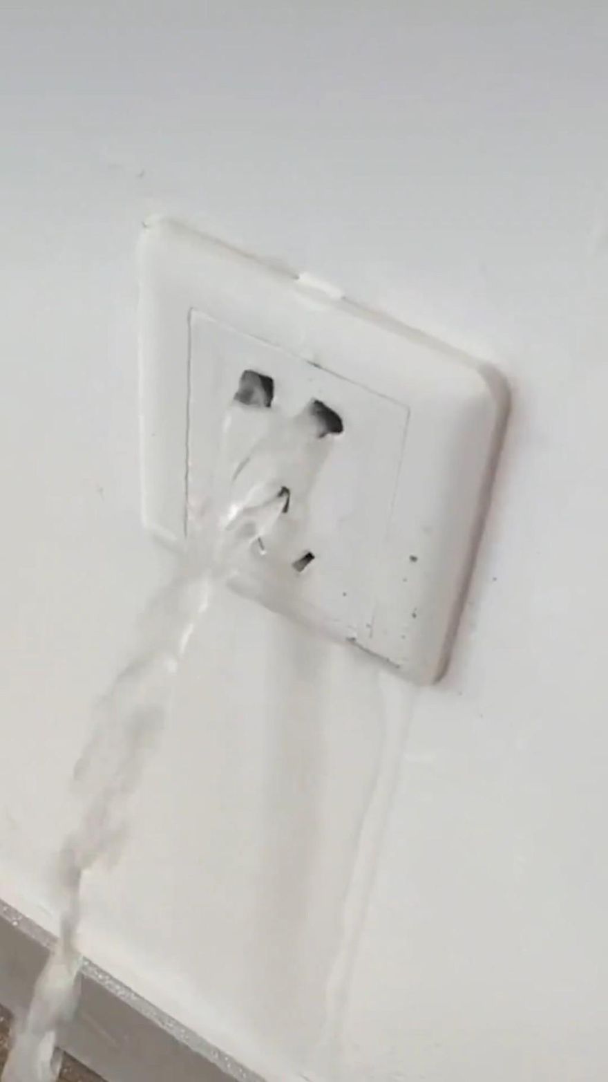 影/扯！成都暴雨「插座出水」變水龍頭　網嘲：真電解水