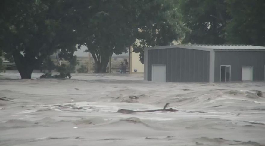 影/德州洪災13死！暴雨致水位急升8米　夏令營23童失蹤