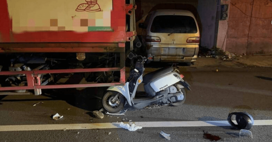 血染航空城！機車插撞違停大貨車　49歲女騎士慘死