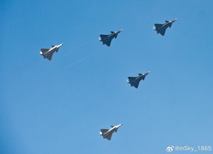 閱兵亮點曝！網傳殲-20A戰機編隊飛行照　首搭載「中國心」