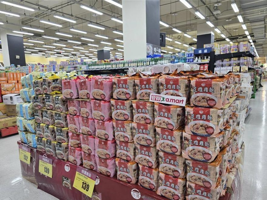 丹娜絲來勢洶洶！量販超市3倍貨量應戰　民眾搶購防颱