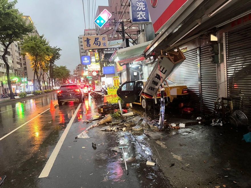 台中小黃司機突失控「連撞3民宅3機車」　無明顯外傷仍搶救不治