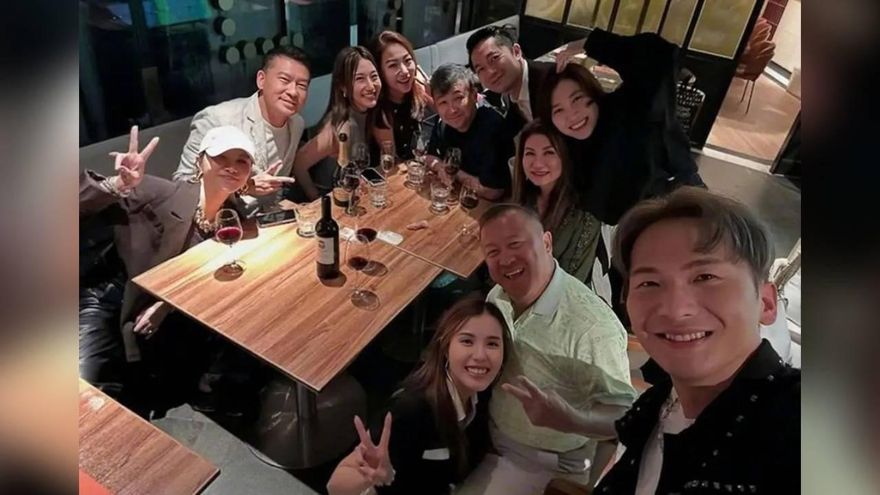 曾志偉不雅照挨批！與25歲女星「半蹲雙腿間」合影