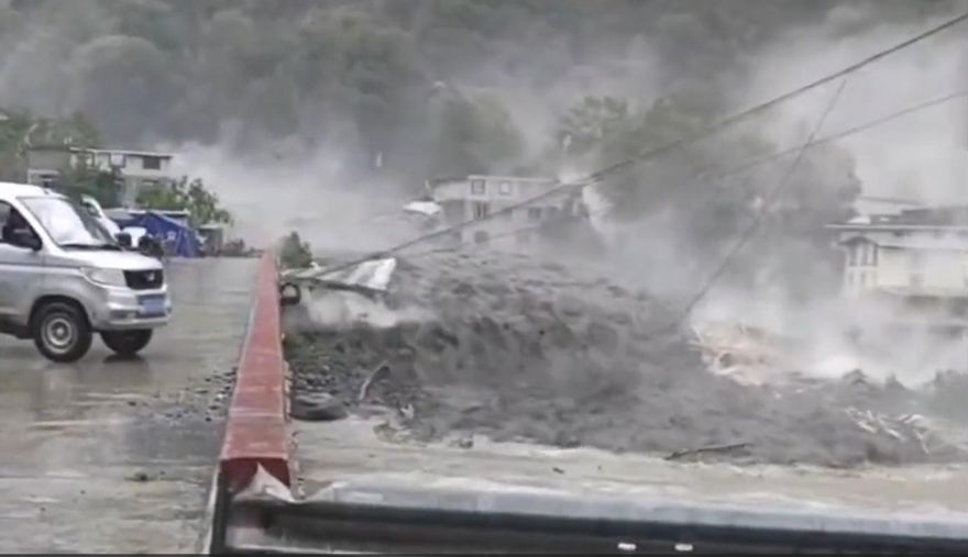 影/沖毀房舍瞬間曝！四川丹巴暴雨致土石流　至少4失蹤