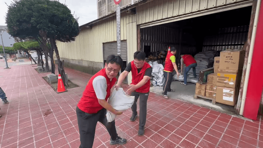 影/丹娜絲「下午將觸陸」！鹿港堆沙包、彰化工地拆帆布