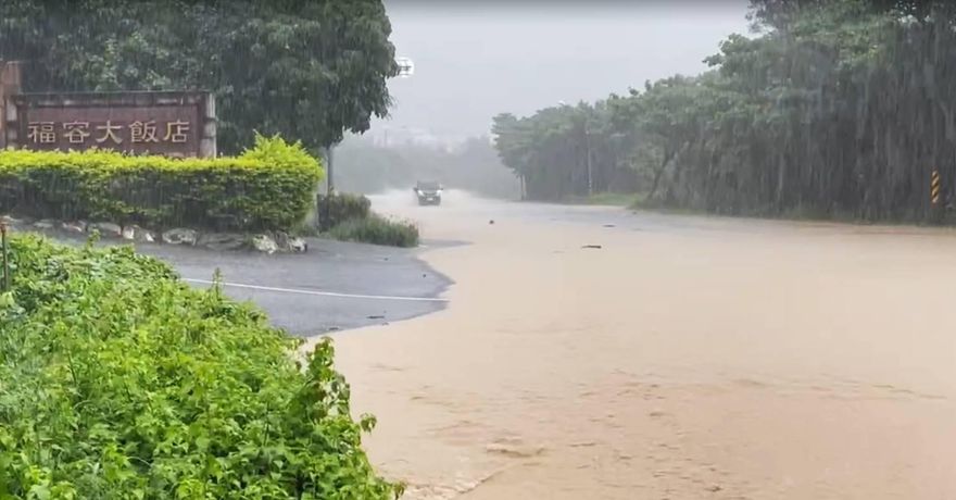 丹娜絲雨襲墾丁！福容大飯店前淹水成泥流