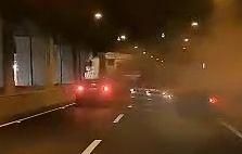 影/颱風天斷魂！新竹鳳鼻隧道聯結車撞小車翻覆　1死1傷