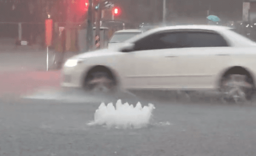 大雷雨炸中台灣！人孔蓋「水柱狂噴」　街頭慘變河道