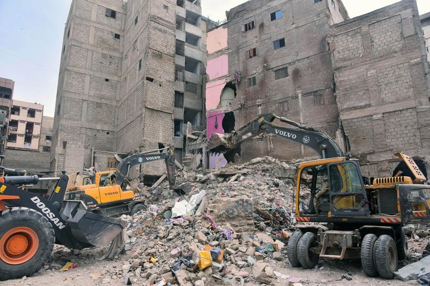 影/恐怖！巴基斯坦住宅危樓「倒塌變平地」　19人遭活埋亡