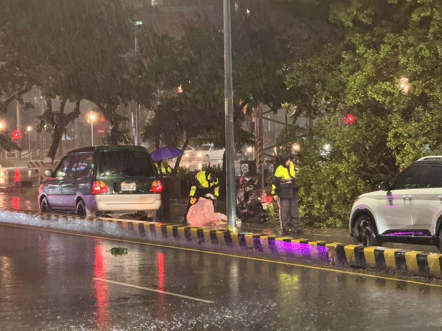 颱風丹娜絲強襲！台南路樹不敵強風倒塌　疑壓傷民眾