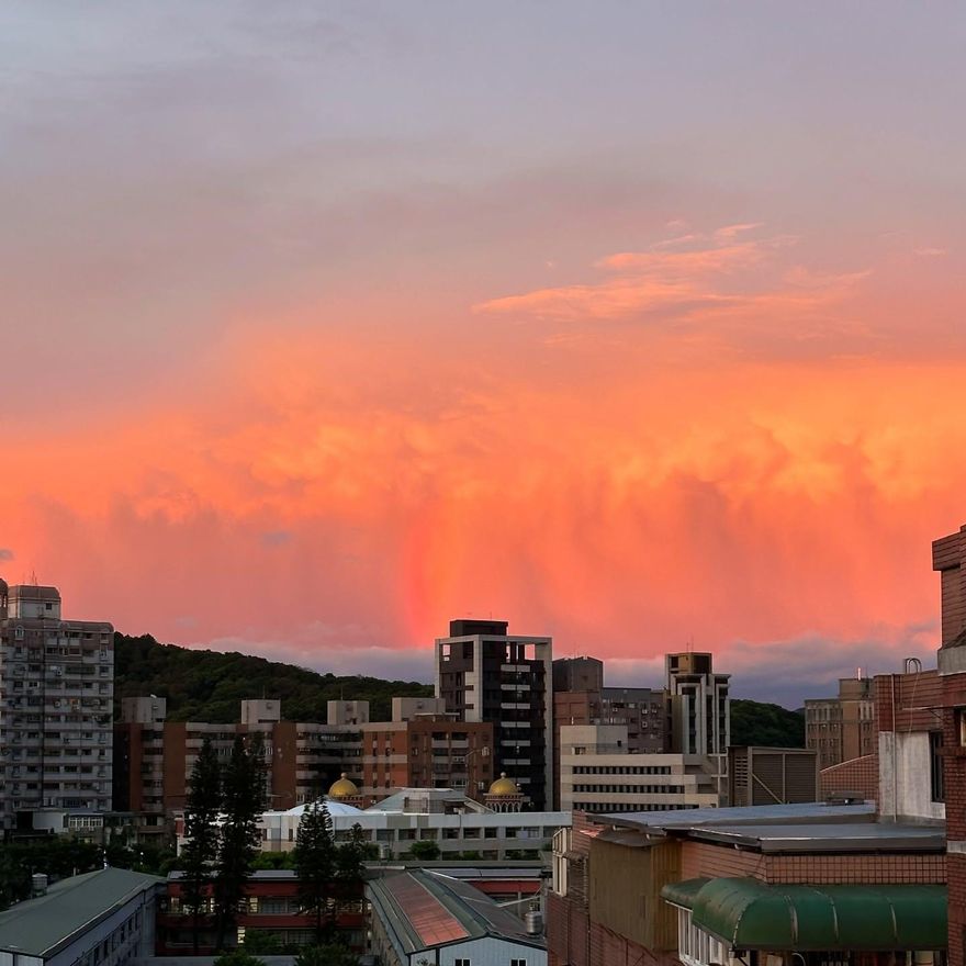 超壯觀「颱風雲」雲牆配彩虹！網友看到嚇一跳