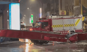 丹娜絲風雨肆虐　台南普濟殿牌樓倒下　壓到機車騎士