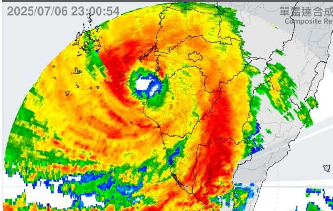 颱風丹娜絲23：40登陸嘉義縣布袋！沿西部陸地向北移動