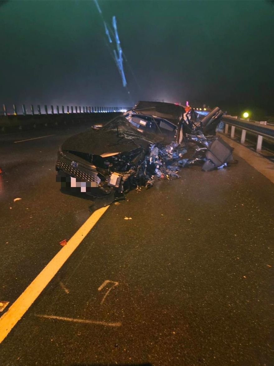 颱風夜不平靜！國3中寮隧道口休旅車自撞　駕駛噴車外慘死
