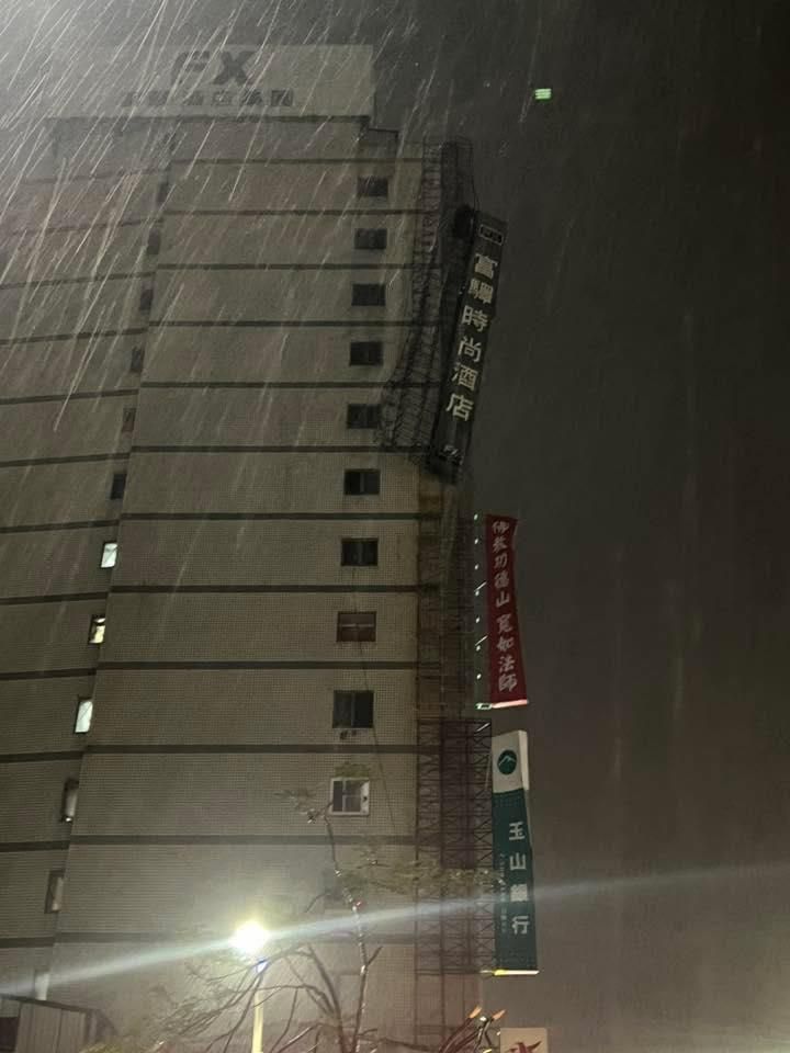 影/台南富驛時尚酒店招牌傾斜　網友：擔心滿地林俊憲招牌