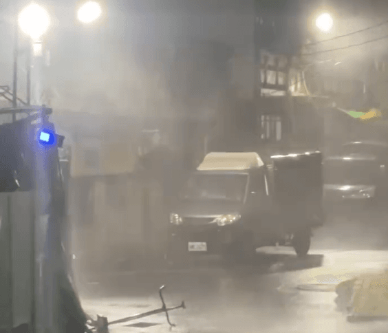 影/丹娜絲襲嘉義！市區現罕見強風　 貨車停路邊被吹到撞車