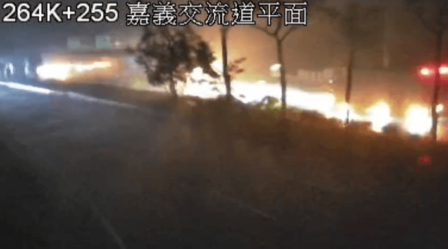 影/颱風夜不平靜！國1北上深夜火燒車　火勢被暴雨撲滅