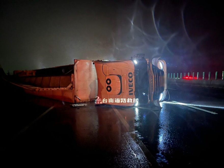 台南災情最新！國道大小貨車遭丹娜絲掀倒「貨櫃嚴重變形」