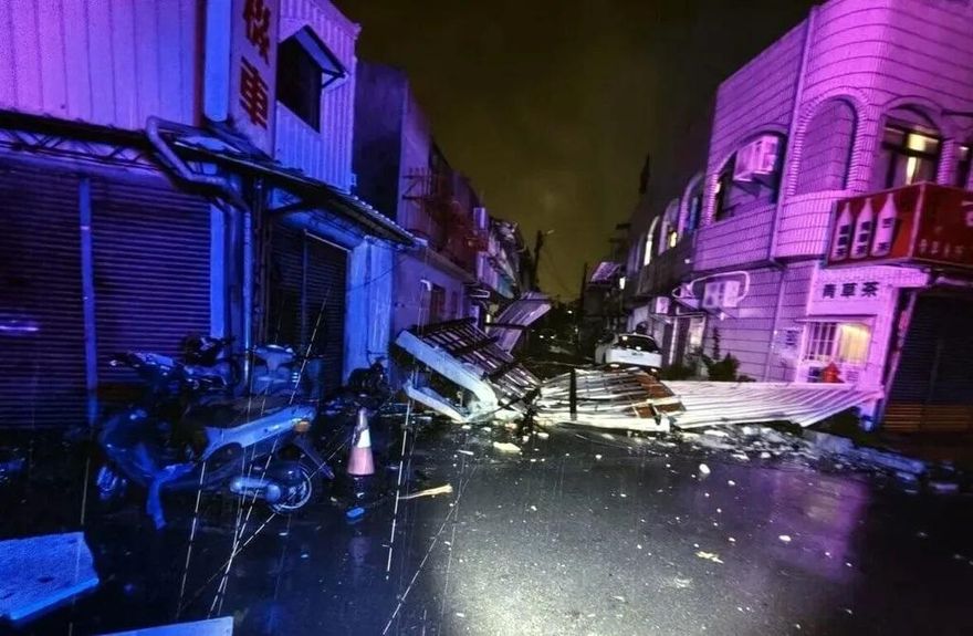 宛如轟炸現場！丹娜絲登陸嘉義布袋「房子在搖」　10人傷